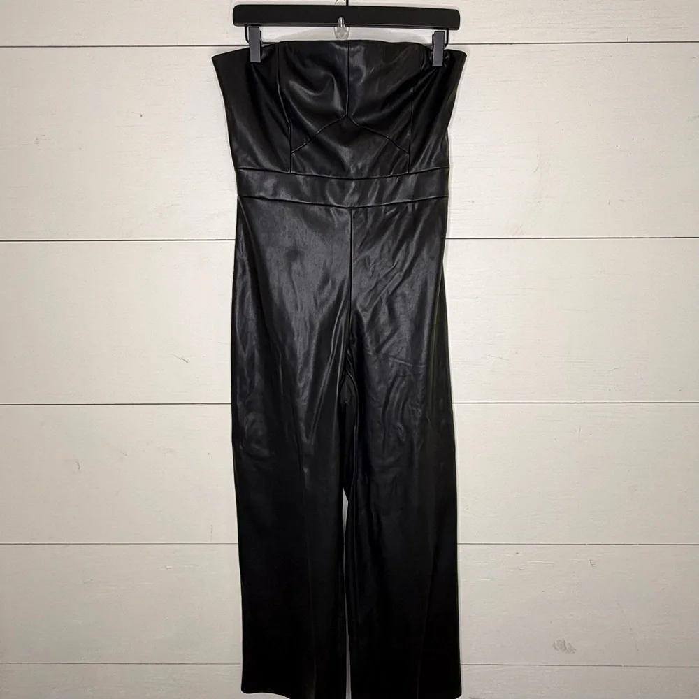 Banana Republic • Strapless Black Vegan Faux Leather Wide-Leg Jumpsuit Size 6 - Picture 3 of 7